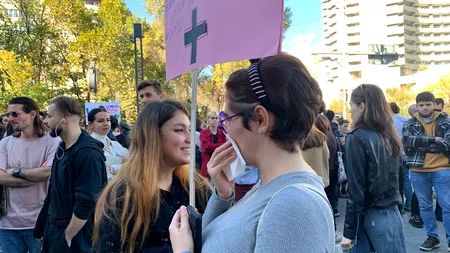 FOTO VIDEO | Marș pentru susținerea femeilor împotriva violenței domestice în centrul Capitalei