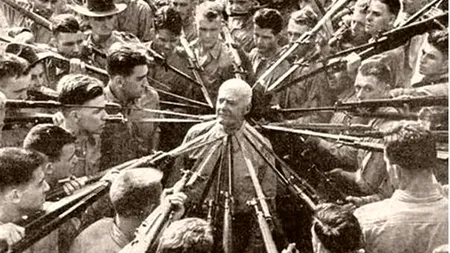 10 fotografii FASCINANTE din trecut. De la URSUL MASEUR și mutarea unui BLOC în România, la prima nuntă a lui Marilyn Monroe și laboratorul lui Tesla