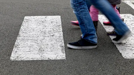 La un pas de TRAGEDIE: O mașină a intrat într-un grup de elevi, care traversau regulamentar un drum din Buzău. Patru copii au ajuns la spital