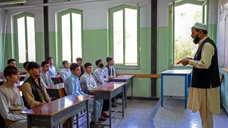 Afganistan: Deși au promis drepturi egale, talibanii ignoră dreptul la educație al fetelor. Școlile s-au redeschis, dar numai pentru băieți