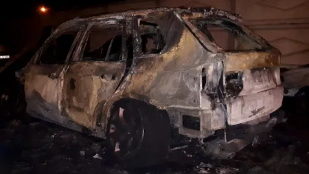 Incendiu într-o parcare din Galați. O mașină a fost distrusă complet