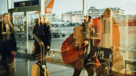 O familie a fost dată jos din avion, după ce fiica lor a tușit. Oamenii au crezut că micuța este infectată cu coronavirus