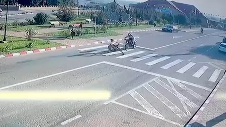 Accident incredibil surprins de camerele de supraveghere în Suceava: Un copil pe bicicletă, LOVIT de două motociclete pe trecerea de pietoni
