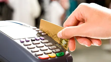 Plata taxelor și impozitelor cu cardul ar putea duce la reducerea economiei subterane cu 5%. Câți bani țin românii în prezent pe card