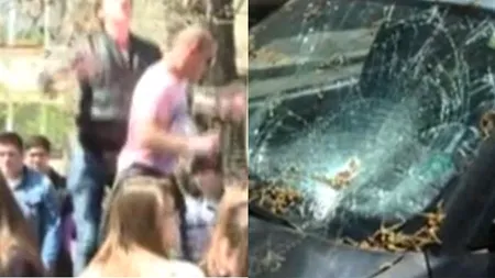 Scandal la înmormântarea tănărului ucis în scara unui bloc. Prietenii victimei au distrus mașina criminalului