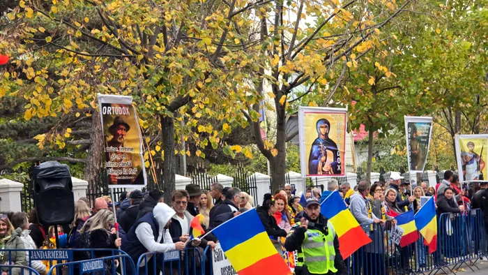 Călin Georgescu, întâmpinat de sute de oameni la Poliția Buftea, pentru controlul judiciar Foto: Gândul