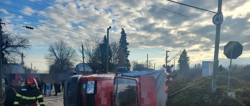 FOTO | Autoutilitară lovită de tren, într-o localitate din Suceava. În autovehicul se aflau două persoane