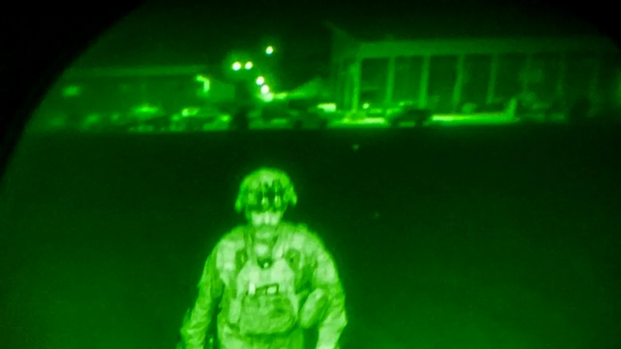 Fotografia cu ultimul militar american care a părăsit Afganistanul, după un război de 20 de ani. 