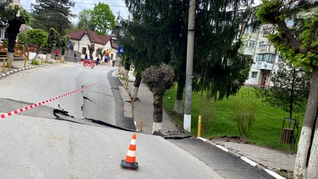 UPDATE | O stradă din Slănic Prahova s-a surpat brusc. 20 de persoane au fost evacuate