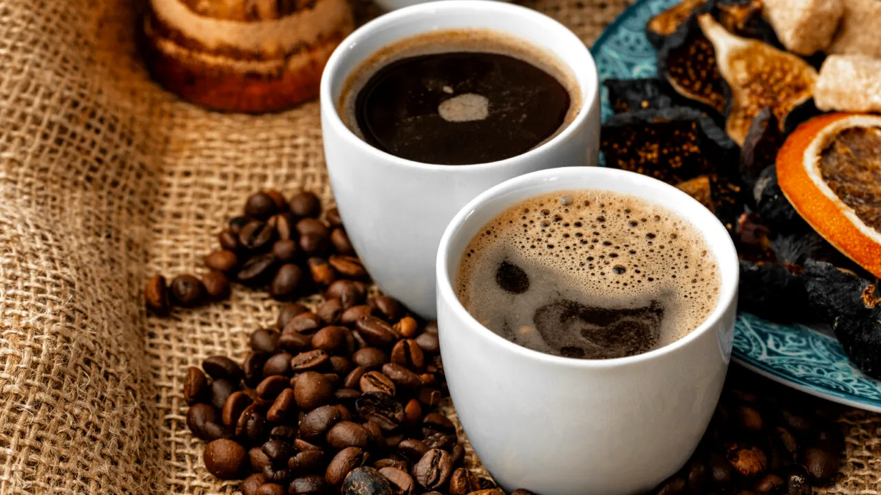 Cele 5 condimente care transformă total gustul cafelei. Ce beneficii oferă organismului, potrivit experților