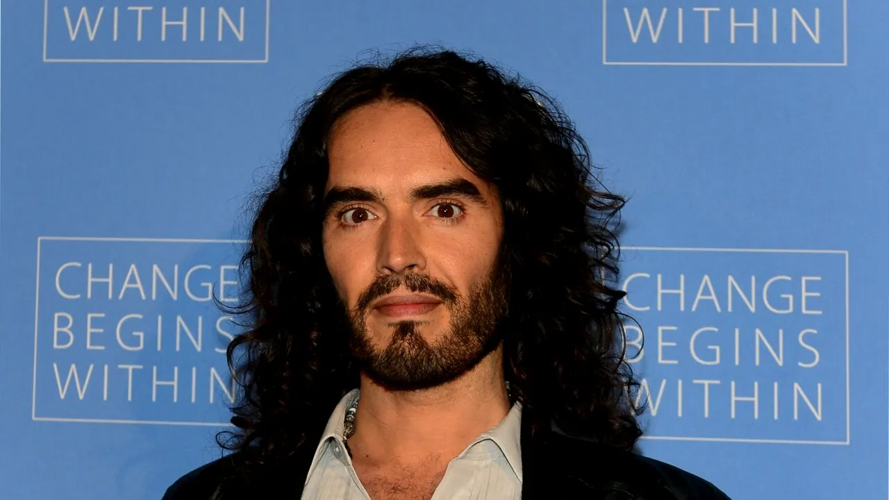 YouTube a decis să suspende difuzarea de reclame pe canalul deţinut de Russell Brand, în urma acuzaţiilor de agresiune sexuală împotriva acestuia