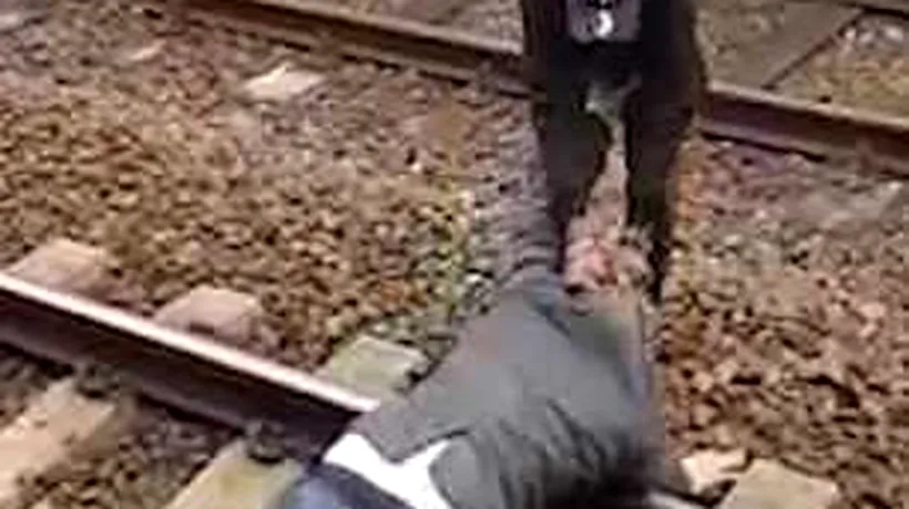 SCENE VIOLENTE în Belgia. Un tânăr de culoare este ARUNCAT pe șinele de cale ferată un individ agresiv