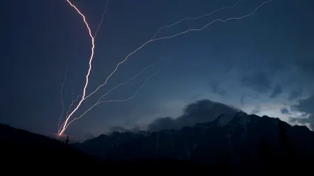 Cioban mort, după ce a fost lovit de un trăsnet pe vârful unui munte