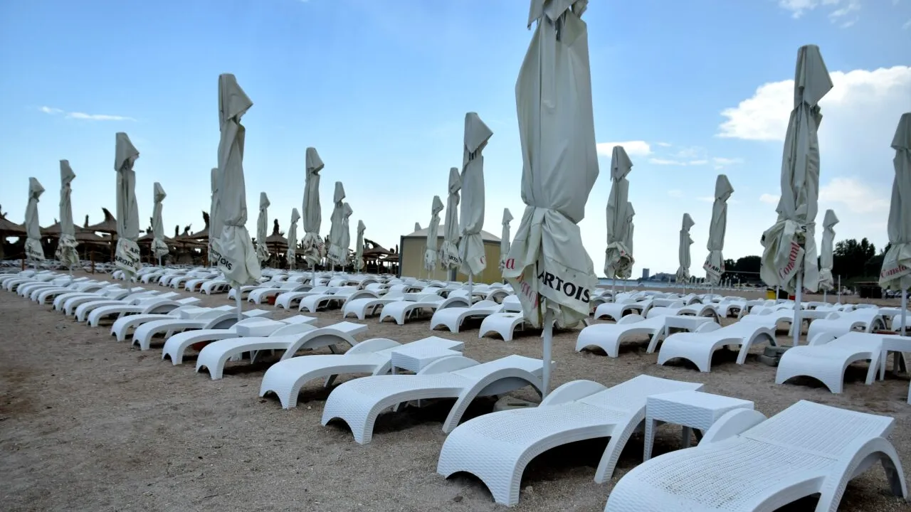 Cât costă un şezlong pe litoralul românesc. La Mamaia, chiar și de 10 ori mai SCUMP decât în Thasos!