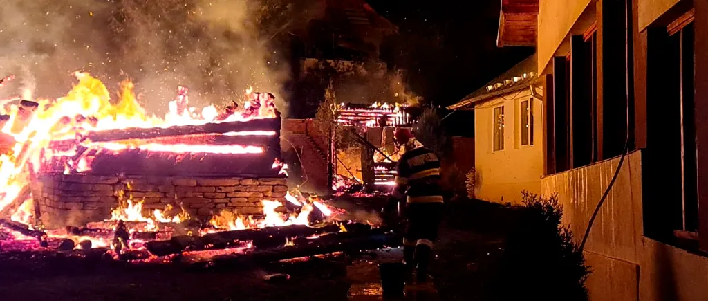 Imagini apocaliptice la un schit din Argeș! O biserică de lemn a ars ca o torță /  FOTO & VIDEO