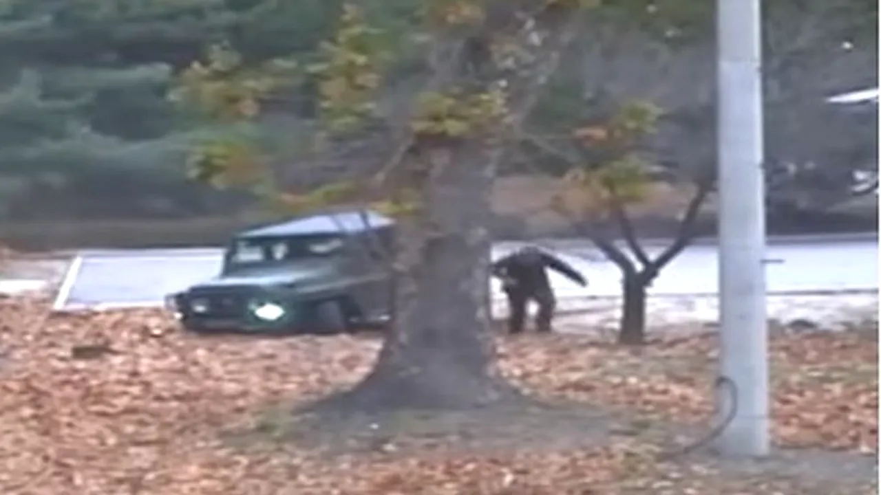 Imagini dramatice de pe camerele de supraveghere cu momentul împușcării soldatului nord-coreean care încerca să fugă în Coreea de sud. VIDEO