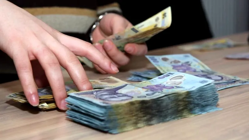 Ce a făcut o femeie din NEAMȚ după ce a găsit 4.100 lei pe jos / Bărbatul care pierduse banii este pensionar