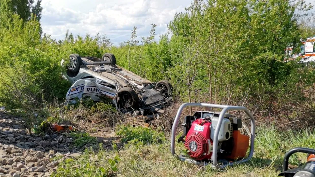 ACCIDENT. Mașină de Poliție, lovită de tren în Prahova. Un agent a murit!