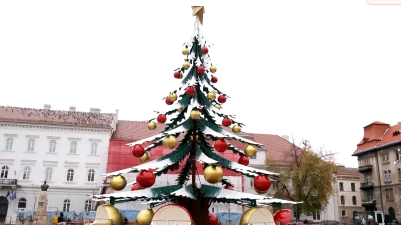 Bradul de tinichea. Timișoara a meșterit primul monument inoxidabil de Crăciun