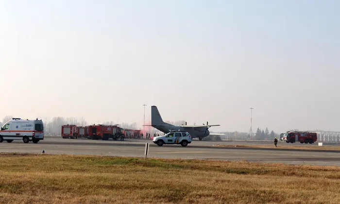 VIDEO - Simularea de intervenţie în cazul unui incendiu la bordul unei aeronave, joi, pe Aeroportul Otopeni