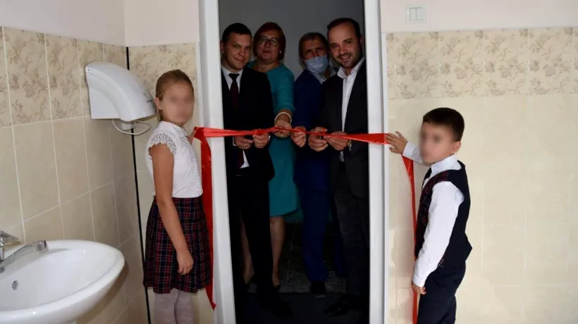Eveniment de inaugurare la toaleta unei școli de la sat. Mai mulți politicieni din Republica Moldova s-au întâlnit să taie panglica, în campanie electorală
