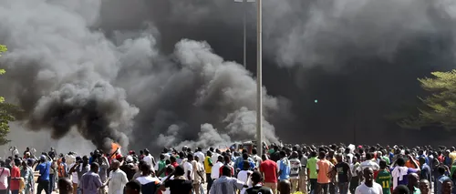 Lovitură de stat în Burkina Faso. Armata a preluat puterea. Protestatarii au incendiat sediul Parlamentului - VIDEO