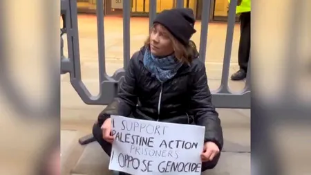 Greta Thunberg a fost reținută în Londra în baza Legii Terorismului. Activista suedeză a afișat o pancartă pe care scria „Mă opun genocidului”