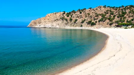 INSULA din Grecia cu plaje sălbatice idilice despre care puțini români au auzit. E mai ieftină decât Mykonos sau Santorini