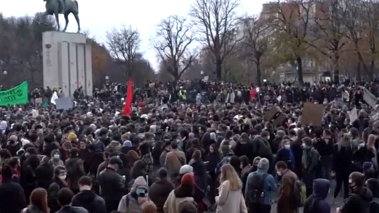 Proteste la Paris: „Vom pune jos telefoanele când voi veți pune jos armele”/ Parlamentarii francezi vor pedepse cu închisoarea pentru difuzarea imaginilor cu polițiști