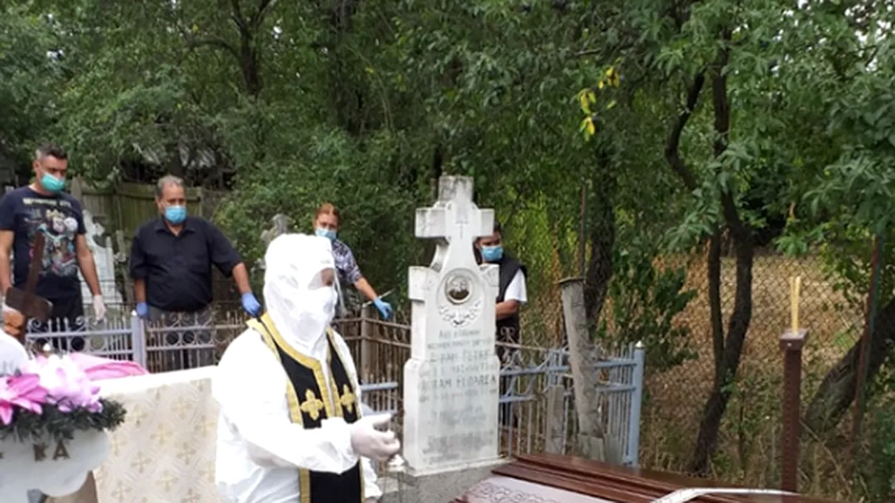 Preotul care a purtat combinezonul de protecţie la o slujbă de înmormântare, ironizat: „Se duce pe lună?“ 