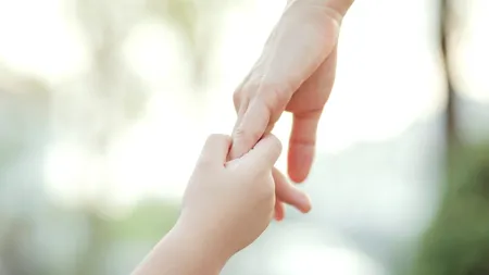 Sinucidere în Italia. O mamă și-a luat copilul în brațe și s-a aruncat de pe un pod