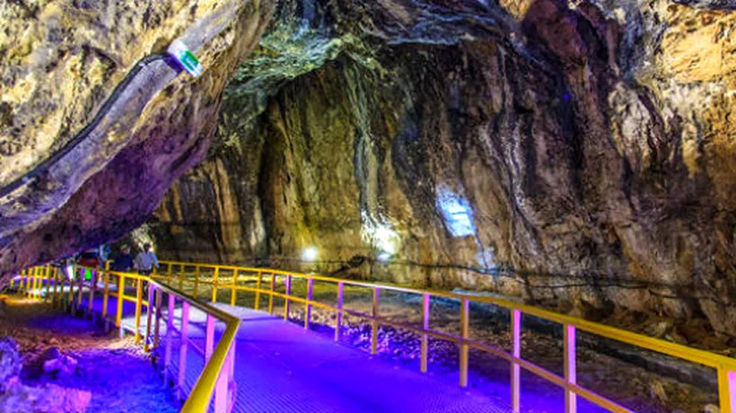 Unul dintre cele mai frumoase locuri din România. Cum arată peștera despre care străinii spun că este fantastică
