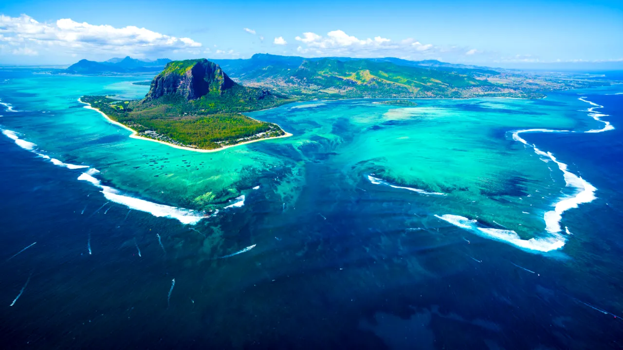 Patronatele din turismul autohton propun o taxă pentru vacanțele petrecute în afara României. Ministrul Economiei zice că nu se pune problema