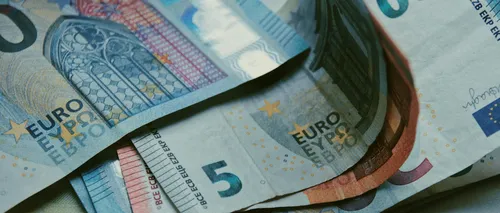 Euro, al optulea maxim istoric din această lună