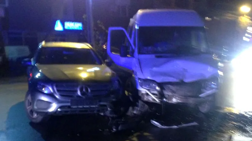 Opt persoane, rănite în urma unui accident în care o mașină s-a ciocnit cu un maxi taxi