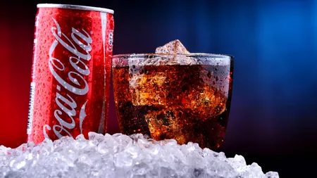 Coca-Cola anunță că modifică rețeta pe care o folosește în SUA pentru cea mai cunoscută băutură a sa. Schimbarea, cerută de Donald Trump