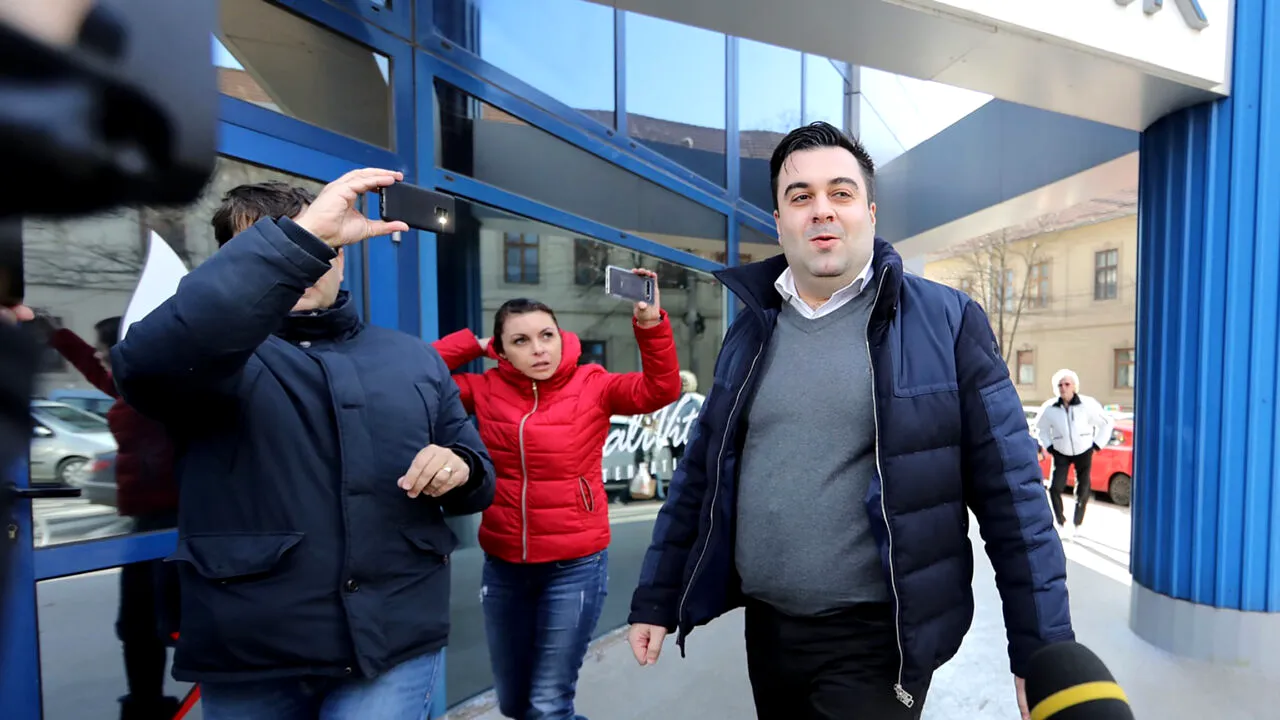 Răzvan Cuc, fostul ministru al Transporturilor, și omul de afaceri Cătălin Daniel Bușe au ajuns la sediul DNA cu mandate de aducere. Cei doi ar fi încercat să-l mituiască pe șeful RAR