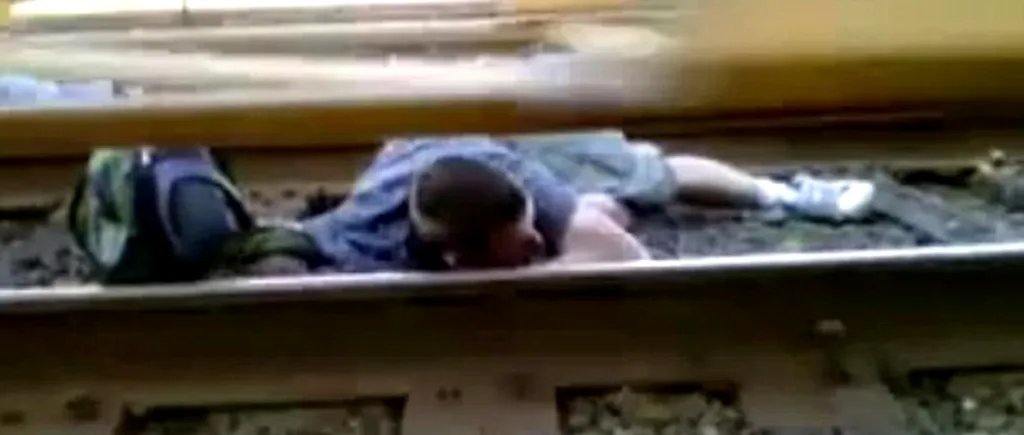 Ce a pățit un tânăr care s-a așezat sub roțile unui tren de mare viteză. VIDEO