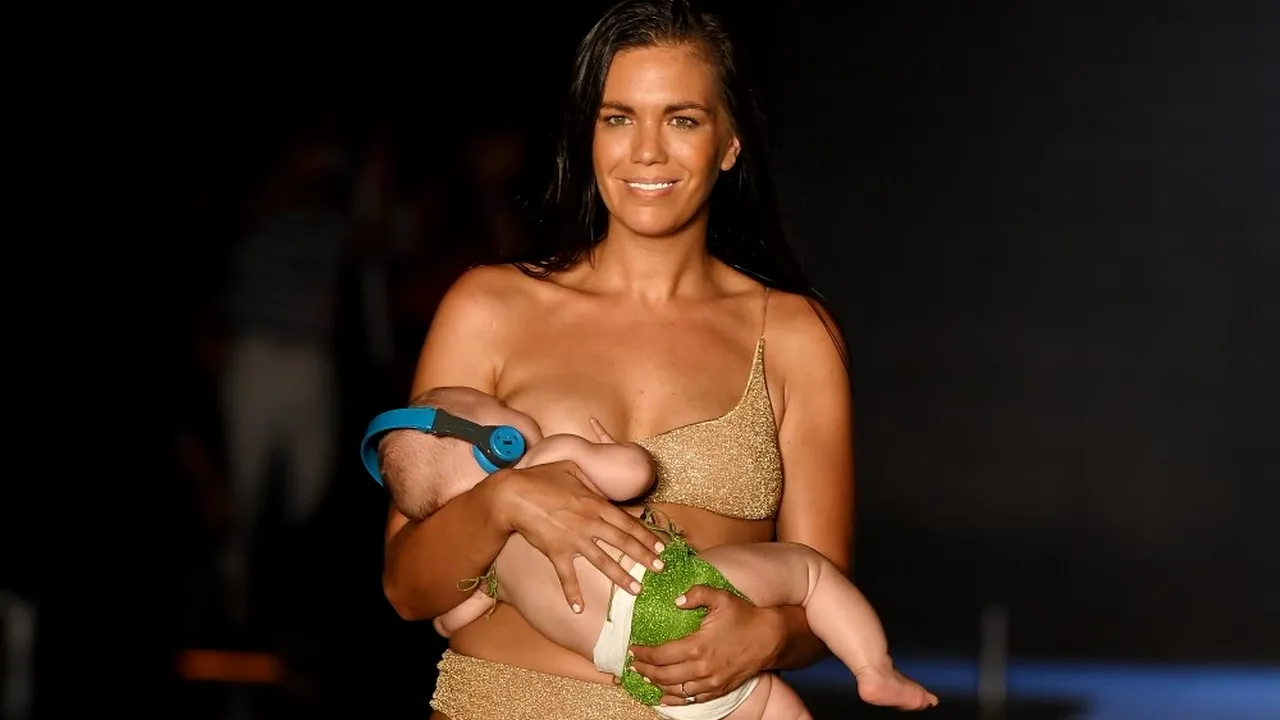 Premieră în lumea modei: Un fotomodel ȘI-A ALĂPTAT BEBELUȘUL în timp ce defila în costum de baie