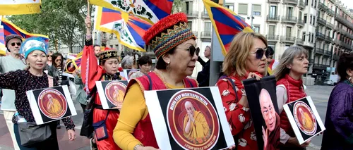 Sute de tibetani au DEMONSTRAT la Paris în sprijinul liderului lor spiritual, Dalai Lama, criticat dur după ce i-a cerut unui minor „să-i sugă limba”