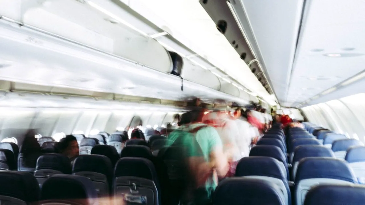 DISTANȚARE FIZICĂ. Propunerea ca avioanele să zboare cu scaunele din mijloc goale a fost refuzată