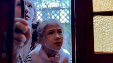 Două surori au lansat primul serial românesc original de comedie muzicală pentru preadolescenți, creat de copii, pentru copii. 