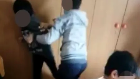 Un nou caz de bullying în școala românească: Un elev de clasa a V-a a fost umilit și agresat de colegii lui - VIDEO