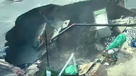 Imagini dramatice în Shanghai, după ce o stradă s-a prăbușit brusc în timpul lucrărilor la o stație de metrou