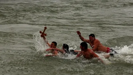 Circa o mie de persoane la procesiunea și slujba de sfințire a apelor râului Buzău, de Bobotează