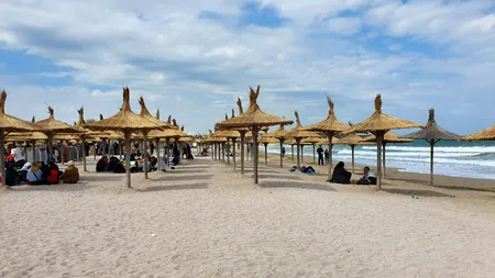 Litoralul, plin ochi în minivacanța de 1 MAI/Picnic cu ceapă verde și ouă roșii pe plaja din Vama Veche