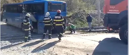 VIDEO. Autocar plin cu copii, aflați în excursie, blocat pe un pasaj de cale ferată, în Hunedoara / Anunțul CFR