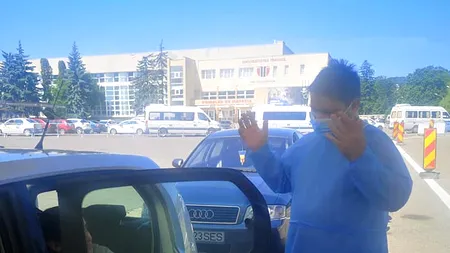 Medic la un centru de vaccinare: Doi pacienţi au venit să vadă acul, iar cineva a venit cu el de acasă. L-a căutat pe cel mai mic și l-a adus să-l folosim