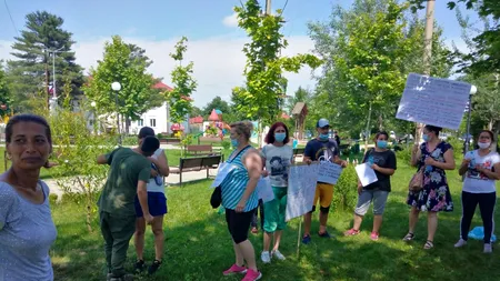 VIDEO| Zeci de părinți au protestat la școala din Ilfov unde o elevă a fost găsită în comă alcoolică în școală și cazul a fost ascuns de conducere. Directoarea a demisionat