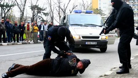 Hoți prinși în flagrant în timp ce spărgeau mașina senatorului Valentin Gigel Calcan prin metoda 